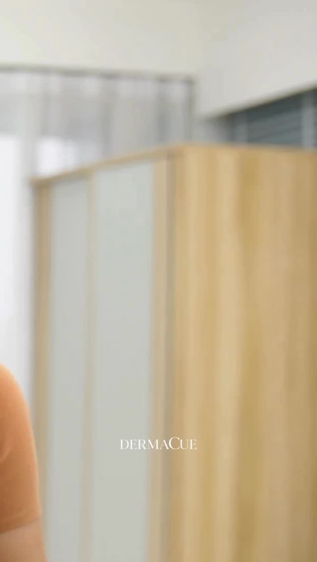 💗 En DERMACUE nos sumamos a la lucha contra el cáncer de mama.
Octubre es el mes de la concienciación, de la prevención y del apoyo a todas las mujeres que enfrentan esta enfermedad.
Desde DERMACUE queremos recordar la importancia de la detección precoz, las revisiones dermatológicas y el autocuidado como pilares fundamentales para cuidar de tu salud.
Hoy y siempre, nos unimos al rosa 💗
DERMACUE — Dermatología Médica, Ética y Estética.
Claim:
💗 Tu piel, tu salud, tu fuerza. Nos unimos al rosa.
#Dermacue #CáncerDeMama #OctubreRosa #Prevención #SaludFemenina #DetecciónPrecoz #Dermatólogos #CuidaTuPiel #NosUnimosAlRosa